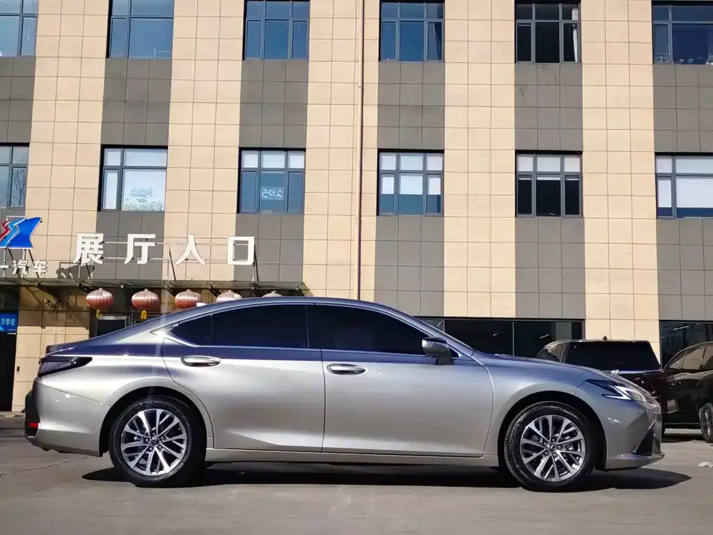 Lexus ES — фото 10