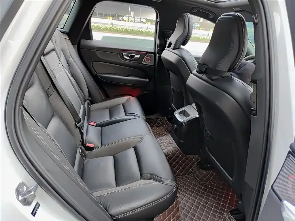 Volvo XC60 PHEV 2021 из CN, фото 3