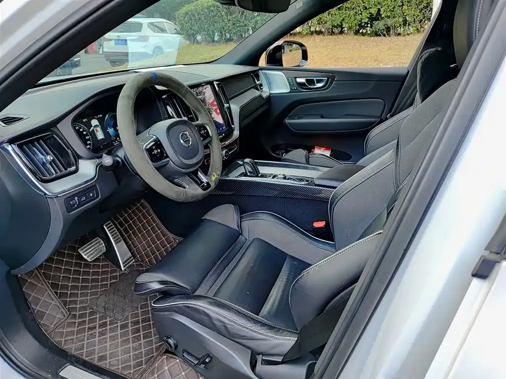 Volvo XC60 PHEV 2021 из CN, фото 2