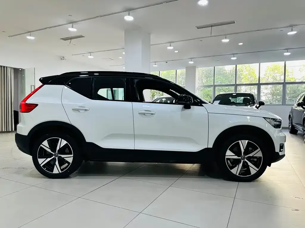 Volvo XC40 NEV — фото 5