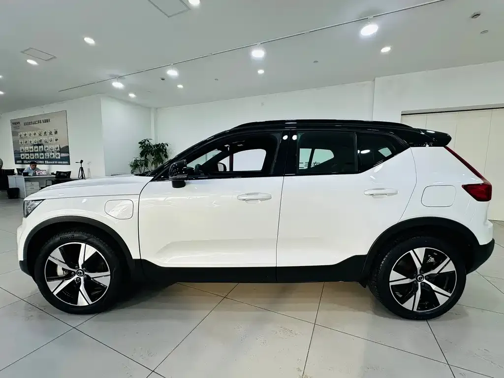 Volvo XC40 NEV — фото 4