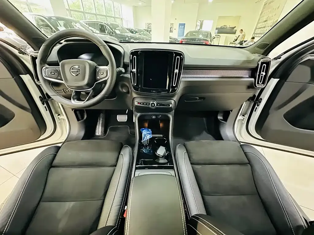 Volvo XC40 NEV — фото 10
