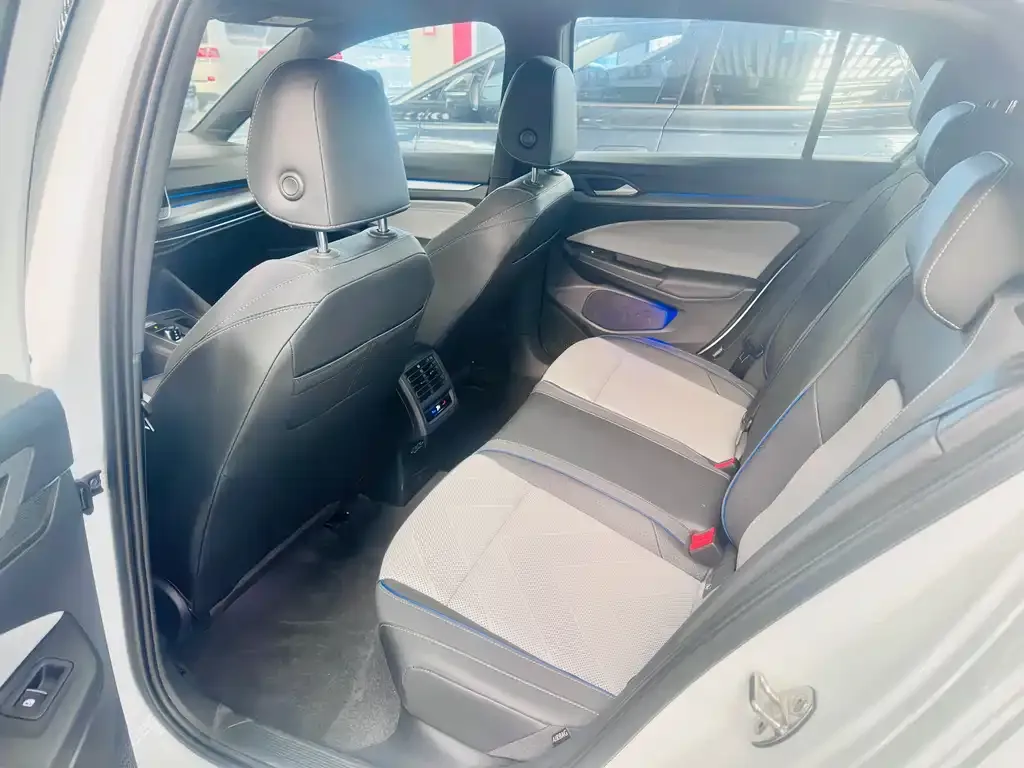 Volkswagen Golf 2025 из CN, фото 6