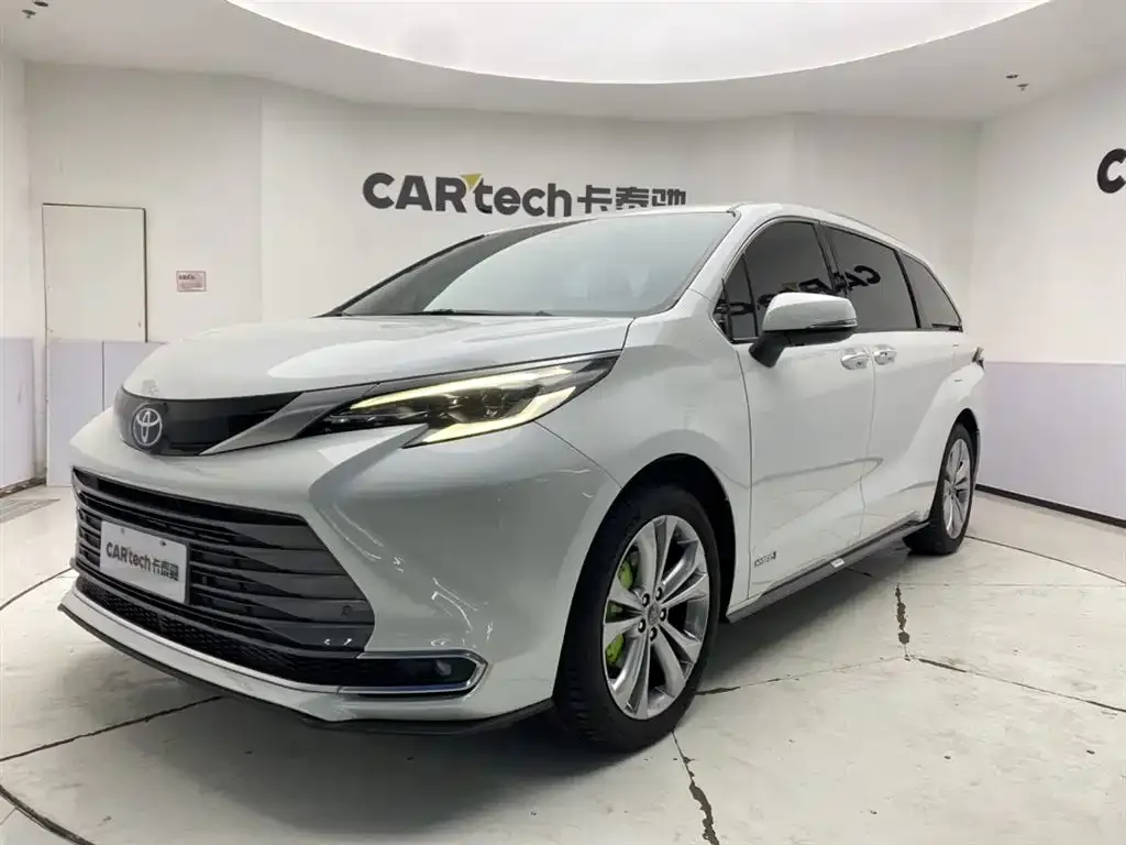 Toyota Sienna — фото 1