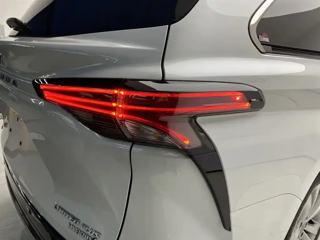 Toyota Sienna — фото 10