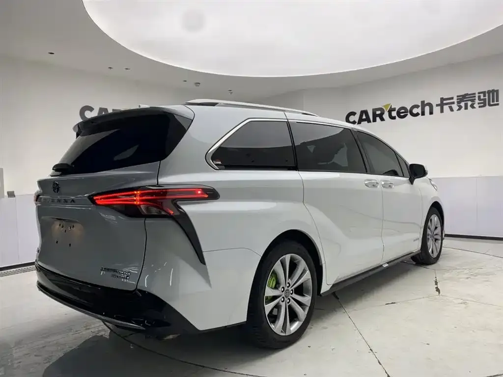 Toyota Sienna — фото 2