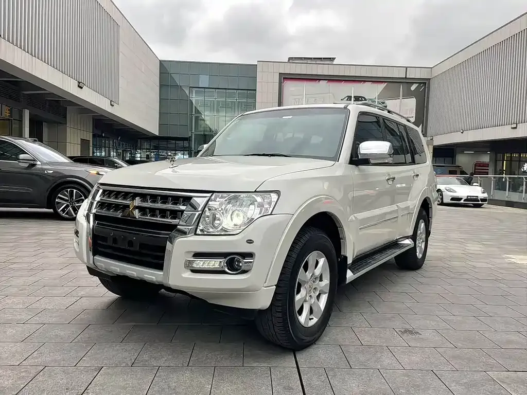 Mitsubishi Pajero (Import)