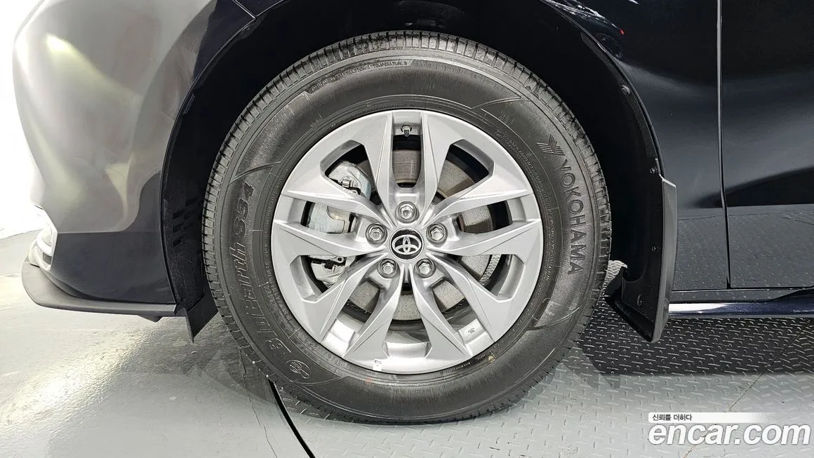 Toyota Sienna — фото 10