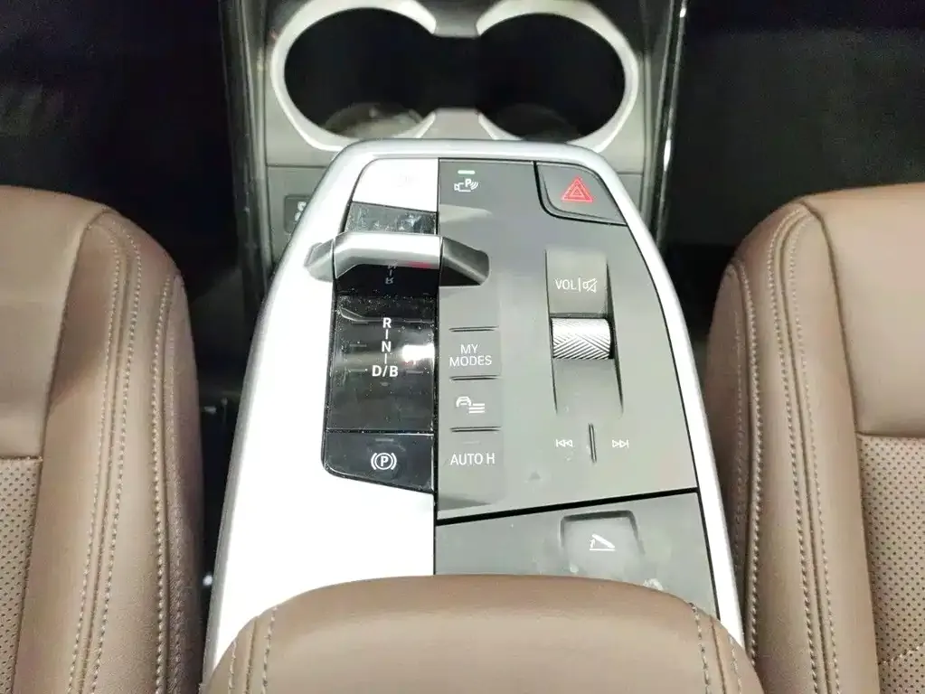 BMW iX1 2025 из CN, фото 5