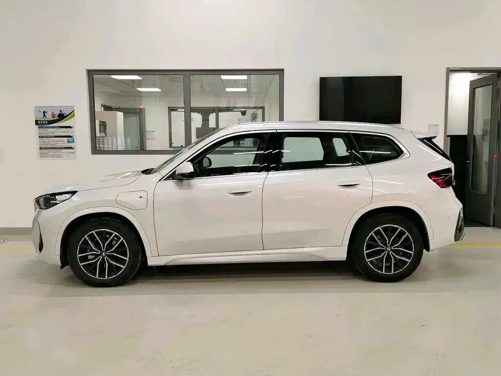 BMW iX1 2025 из CN, фото 8