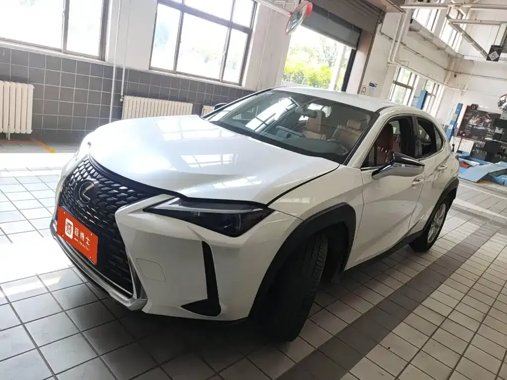 Lexus UX — фото 1