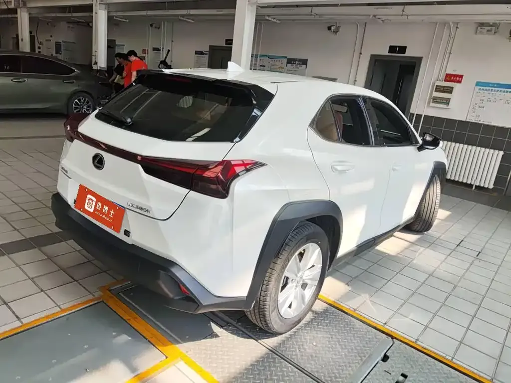Lexus UX — фото 4