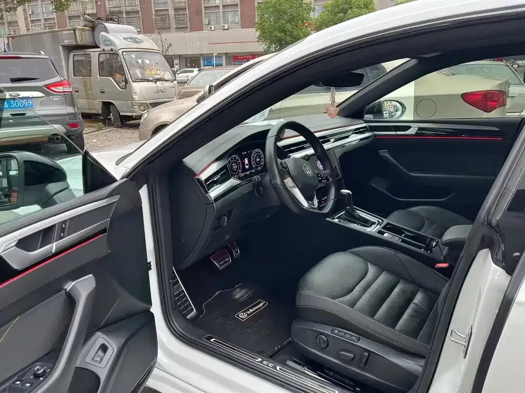 Volkswagen CC 2023 из CN, фото 2