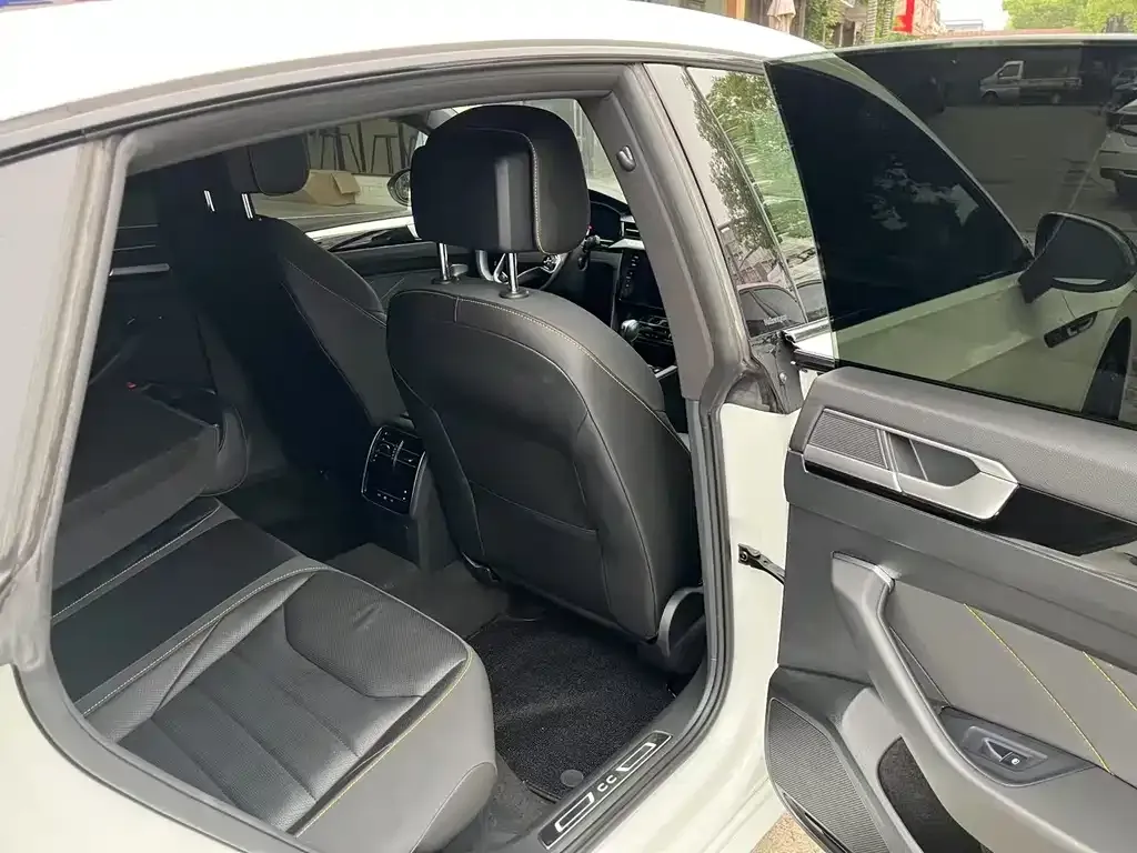 Volkswagen CC 2023 из CN, фото 8