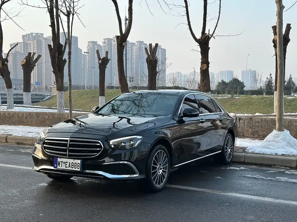 Mercedes-Benz E-Class — фото 1