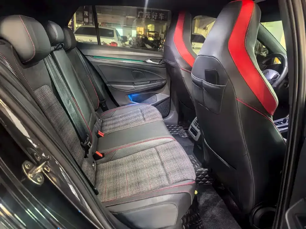 Volkswagen Golf GTI 2023 из CN, фото 2
