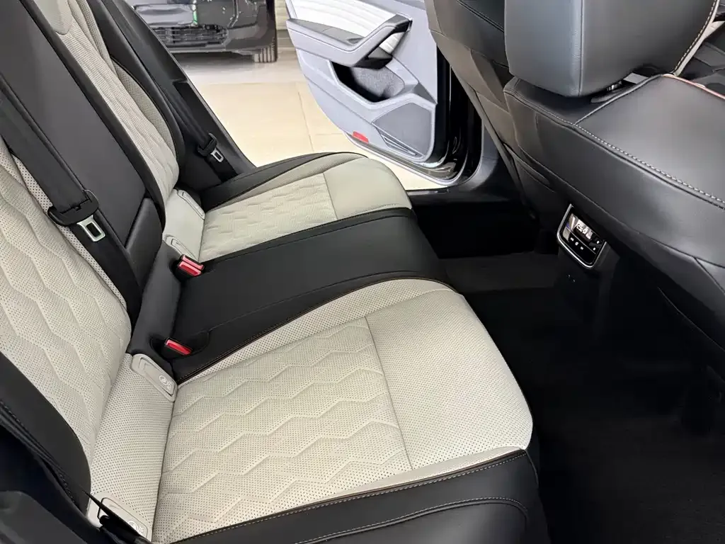 Volkswagen Magotan 2025 из CN, фото 9