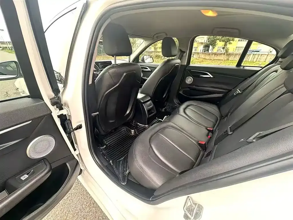BMW 1 Series 2021 из CN, фото 2