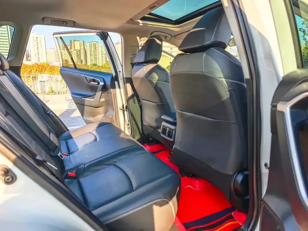 Toyota RAV4 — фото 9