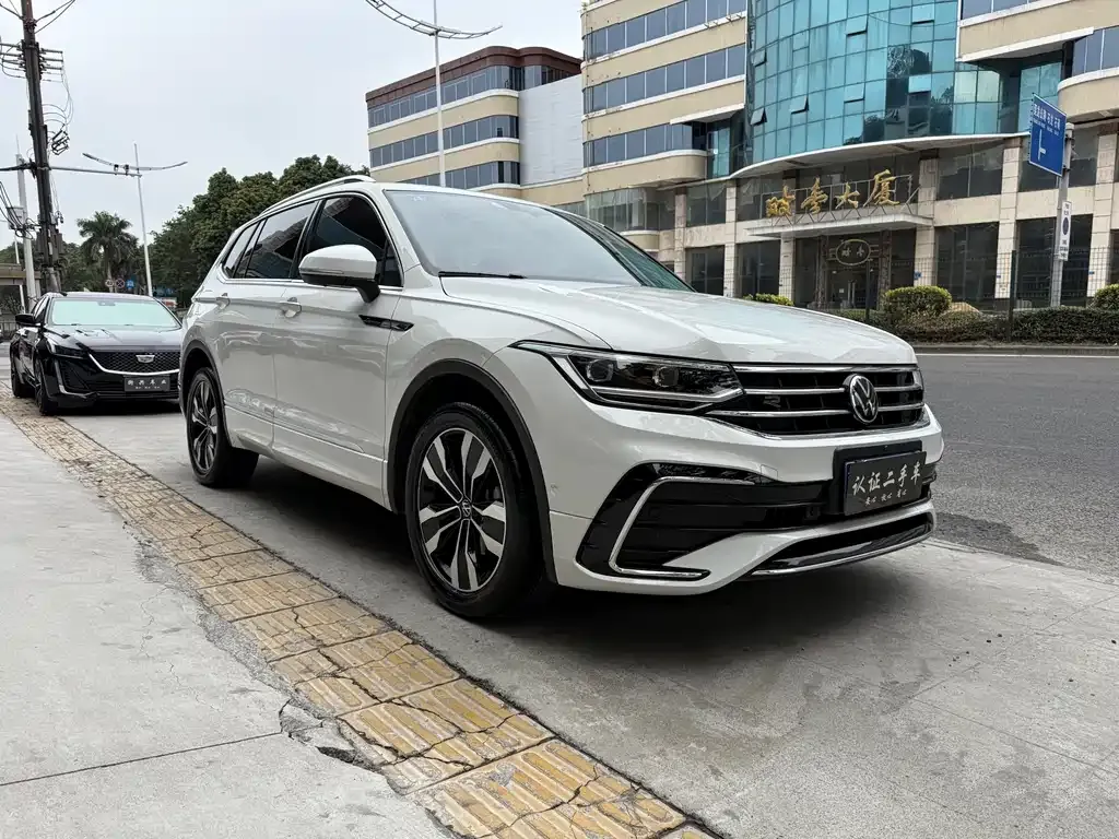 Volkswagen Tiguan L — фото 10