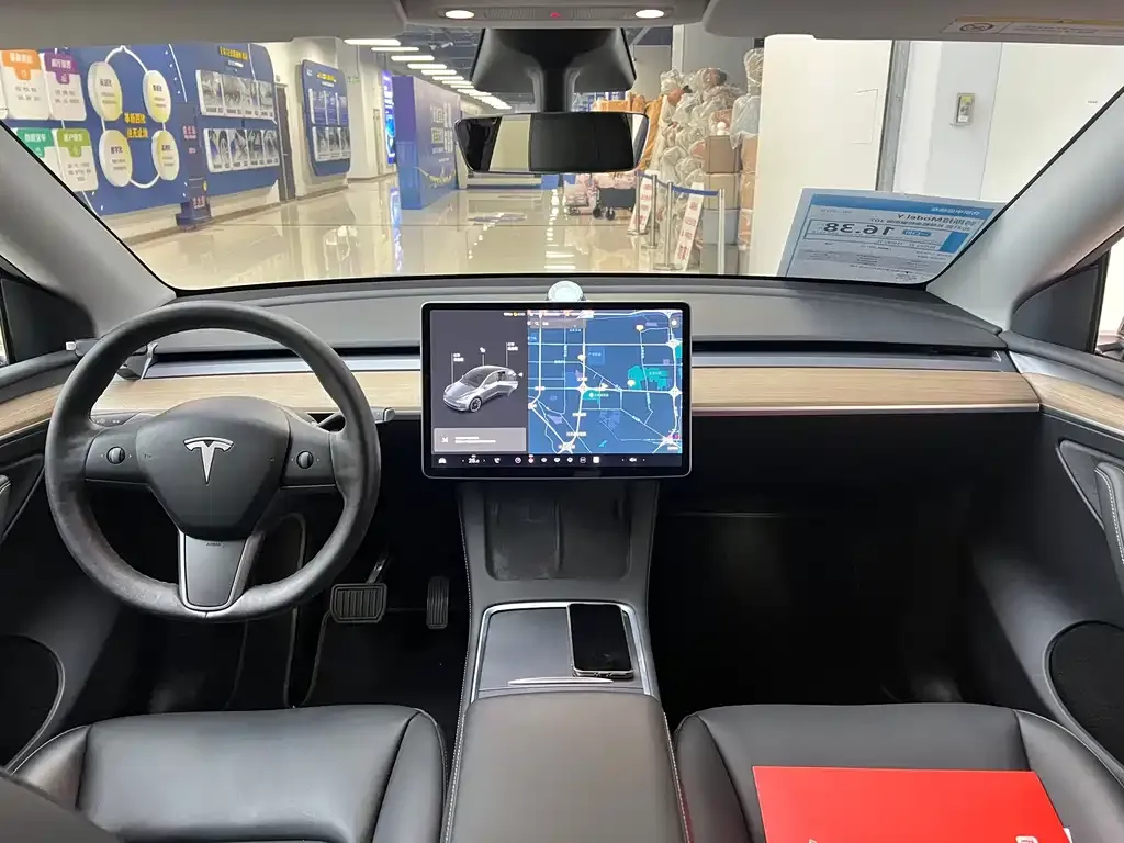 Tesla Model Y — фото 10