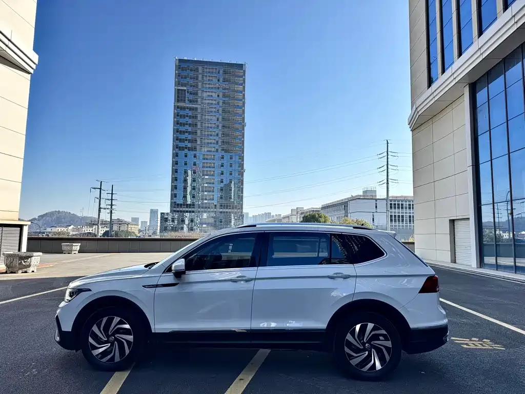 Volkswagen Tiguan L 2023 из CN, фото 4