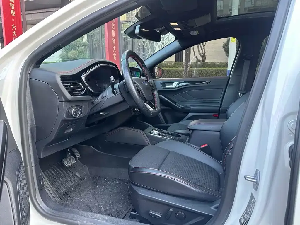 Ford Focus 2022 из CN, фото 7