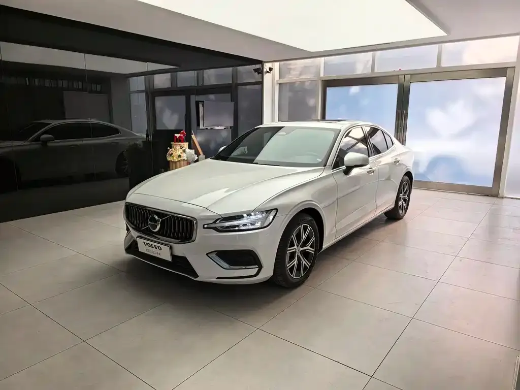 Volvo S60 — фото 1