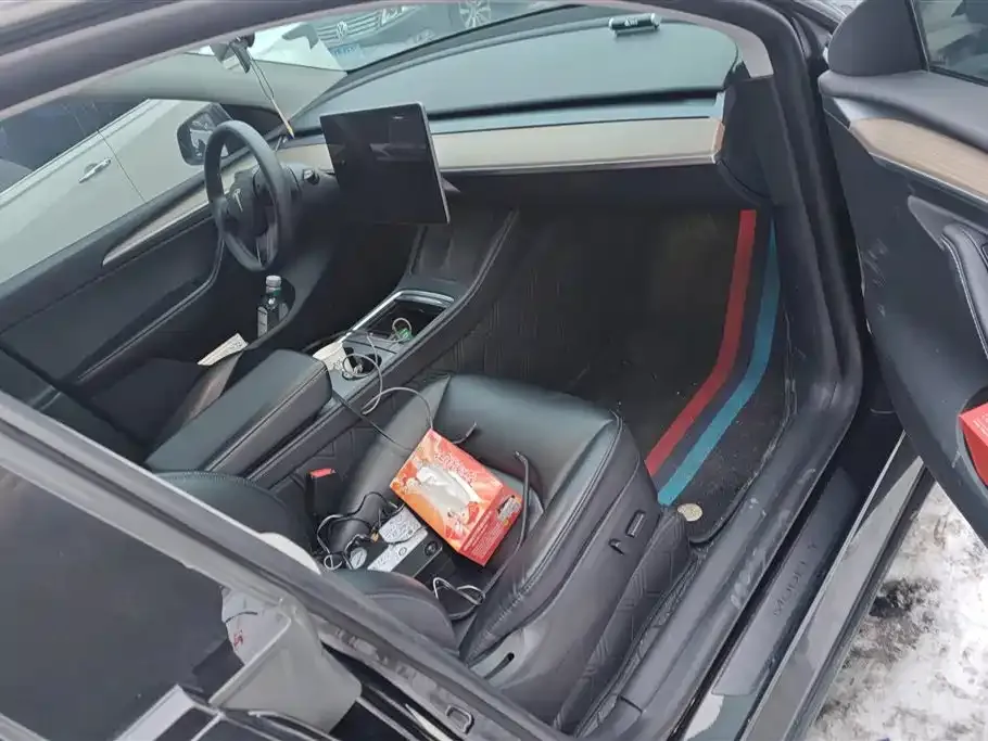 Tesla Model Y — фото 10