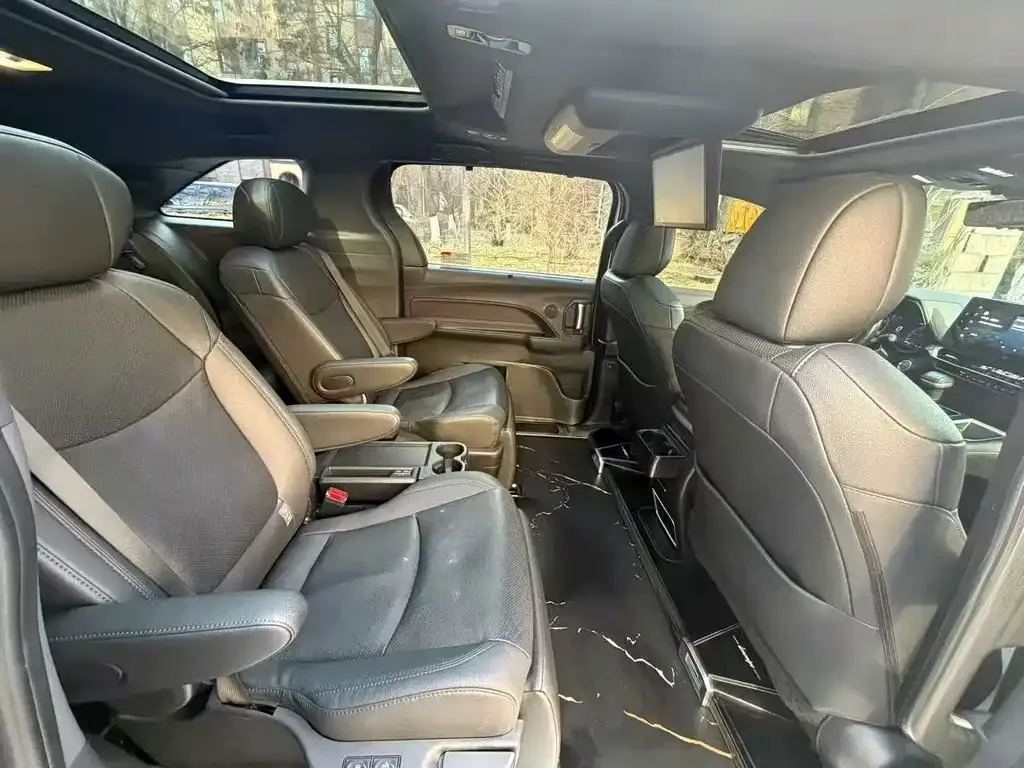 Toyota Sienna 2023 из CN, фото 4