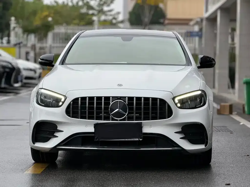 Mercedes-Benz E-Class — фото 1