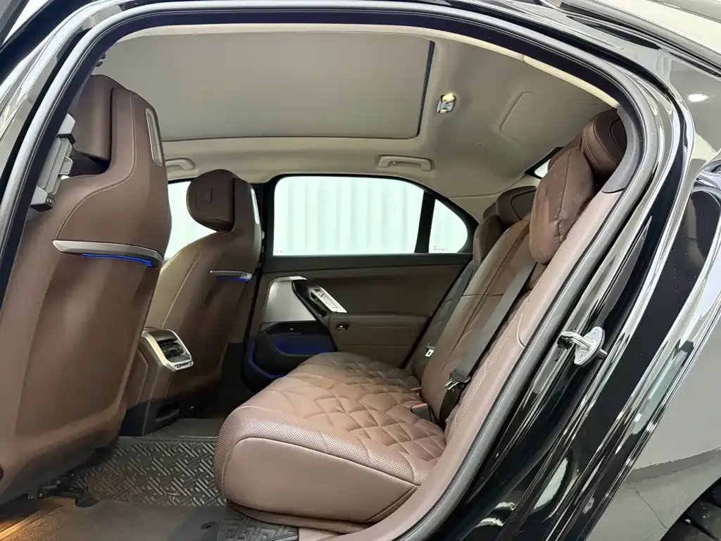 BMW 7 Series — фото 10