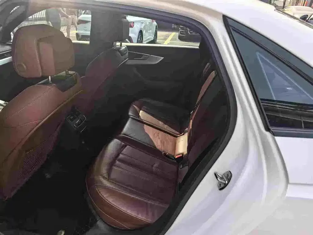 Audi A4L 2023 из CN, фото 4