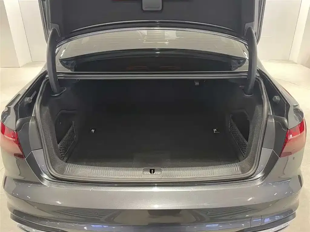 Audi A4L 2021 из CN, фото 4