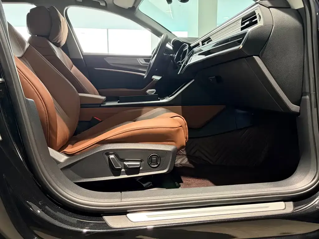 Audi A6L 2024 из CN, фото 6