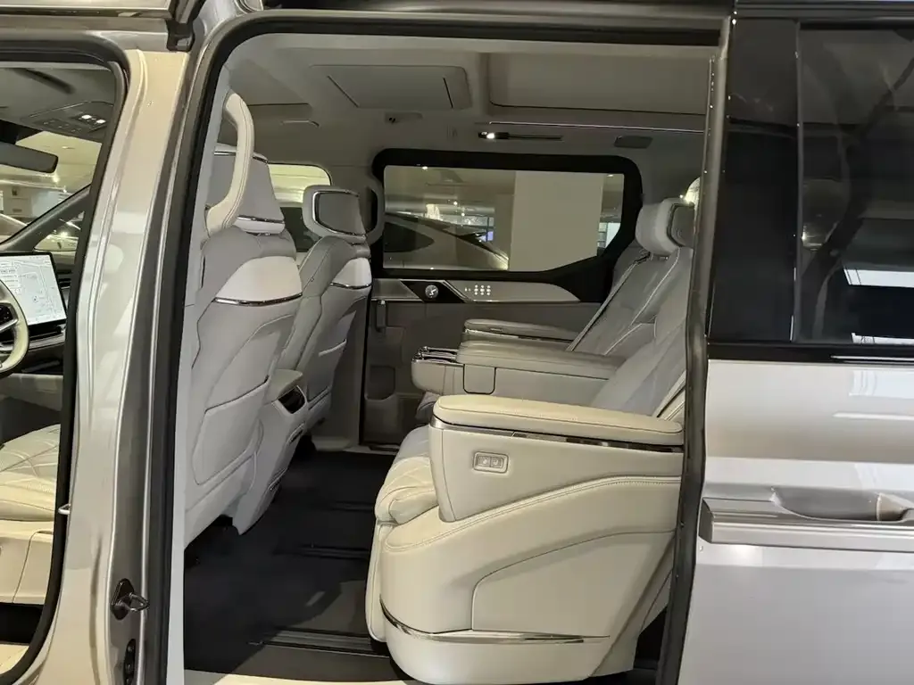 Volvo EM90 2024 из CN, фото 2
