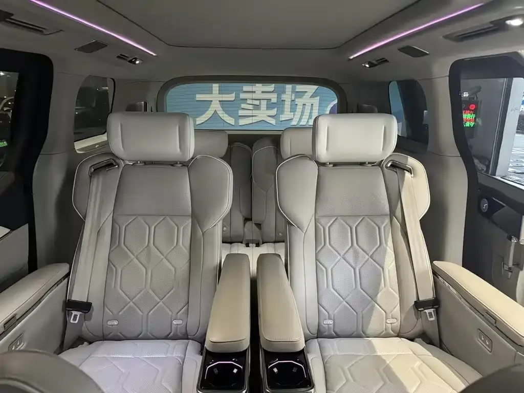 Volvo EM90 2024 из CN, фото 7