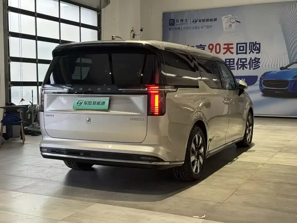 Volvo EM90 2024 из CN, фото 10