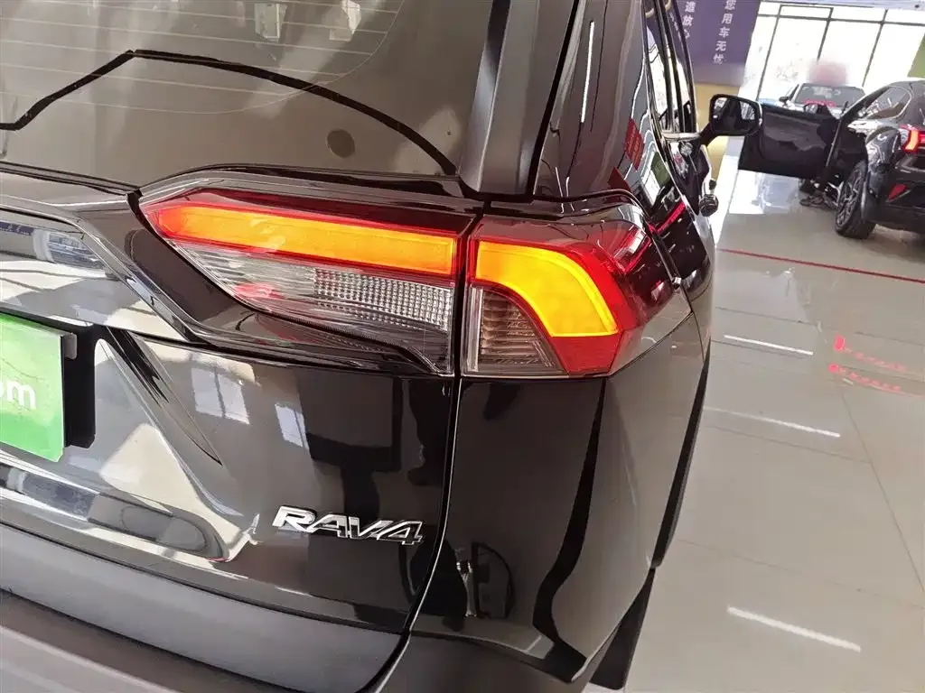 Toyota RAV4 2023 из CN, фото 4