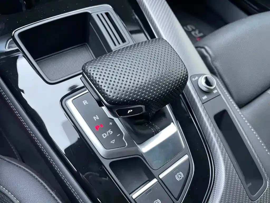Audi A4L 2024 из CN, фото 9