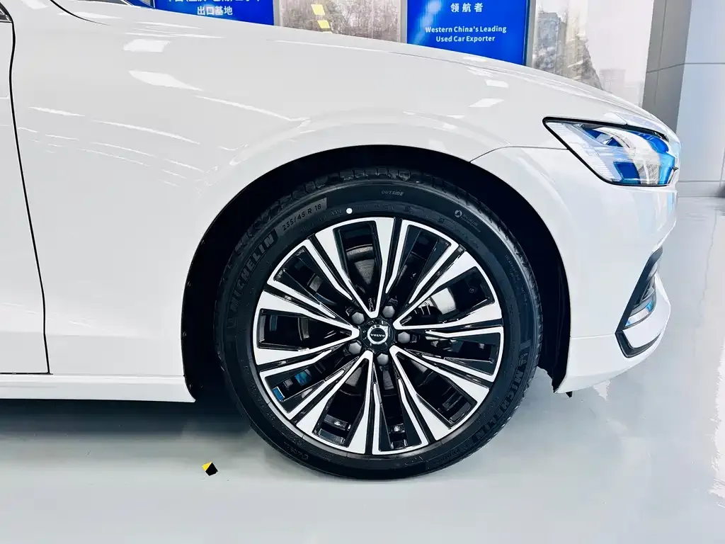 Volvo S60 2024 из CN, фото 4