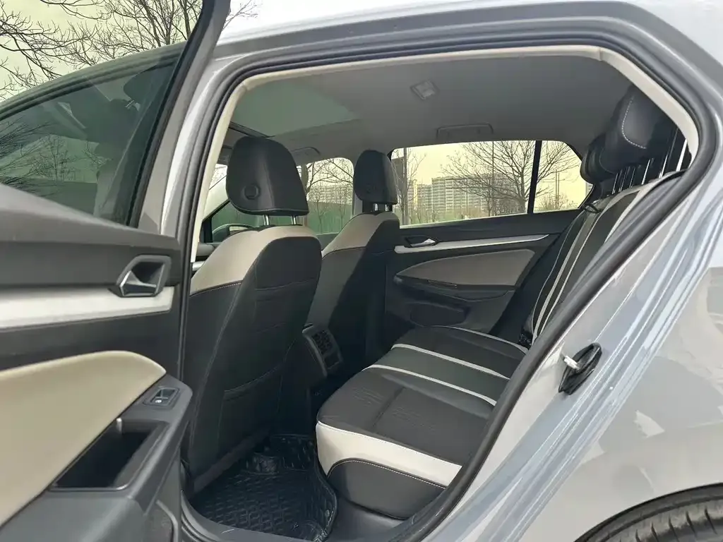 Volkswagen Golf 2022 из CN, фото 4