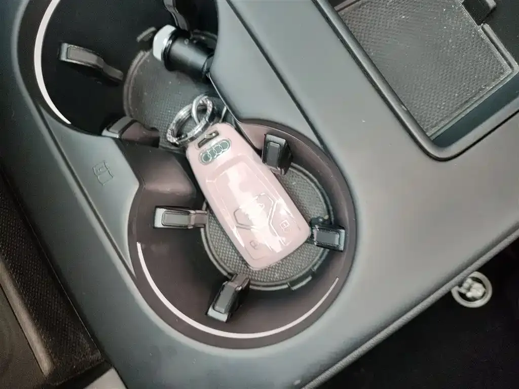 Audi A4L 2023 из CN, фото 5