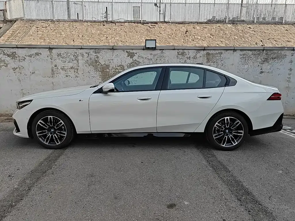 BMW 5 Series (Import) 2025 из CN, фото 5