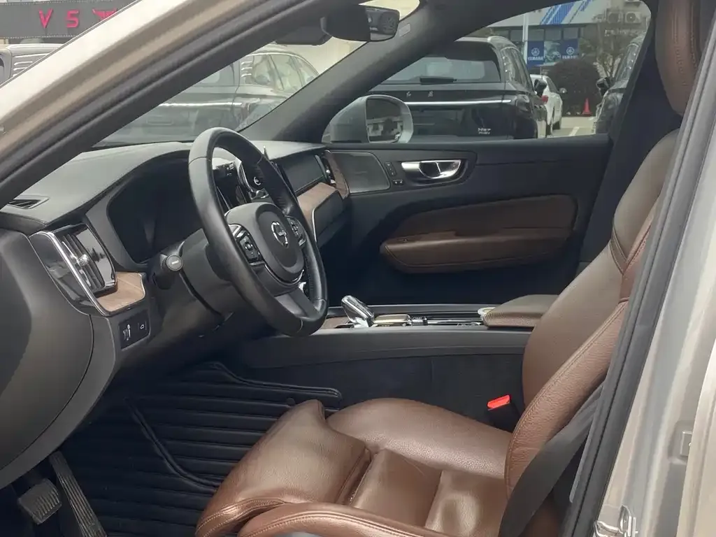 Volvo XC60 2021 из CN, фото 5
