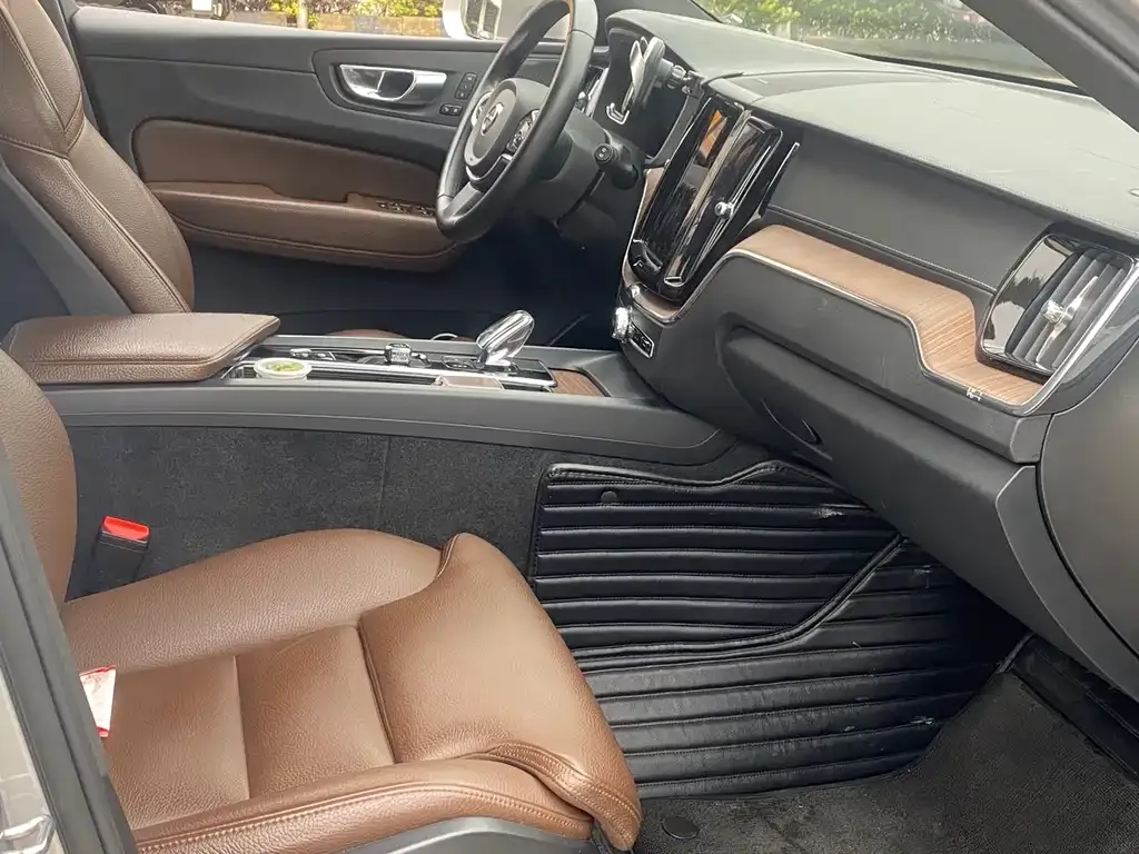 Volvo XC60 2021 из CN, фото 6