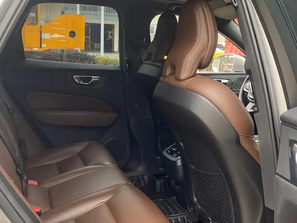 Volvo XC60 2021 из CN, фото 3