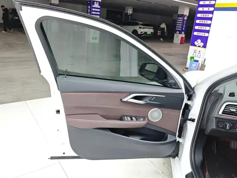 BMW 1 Series 2021 из CN, фото 2