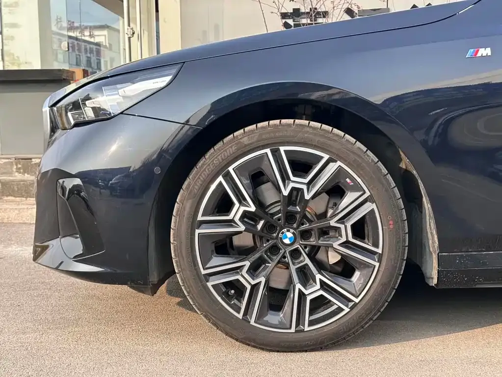 BMW 5 Series 2025 из CN, фото 3