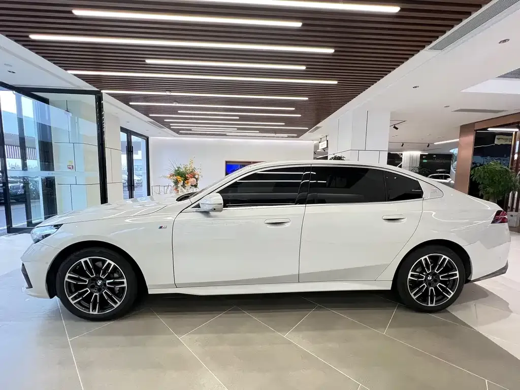 BMW 5 Series 2024 из CN, фото 6